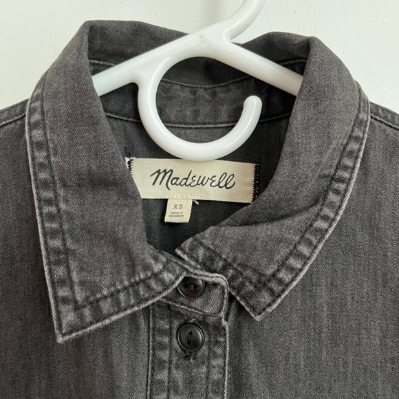 Madewell | Denim Short-Sleeve Button-Up Shirt in Lunar Wash - Picture 3 of 9